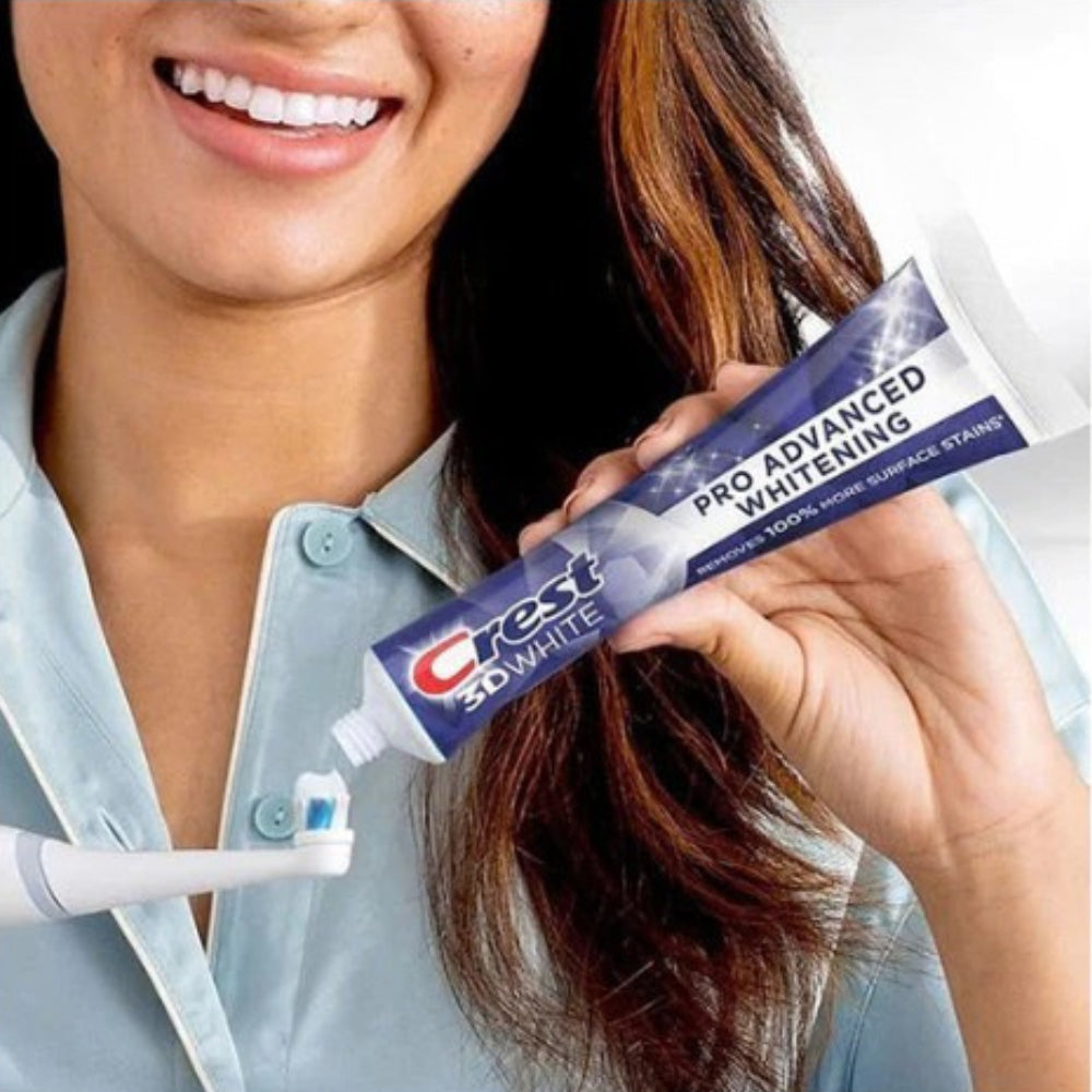 Brossage avec Crest 3D White Pro Advanced Whitening